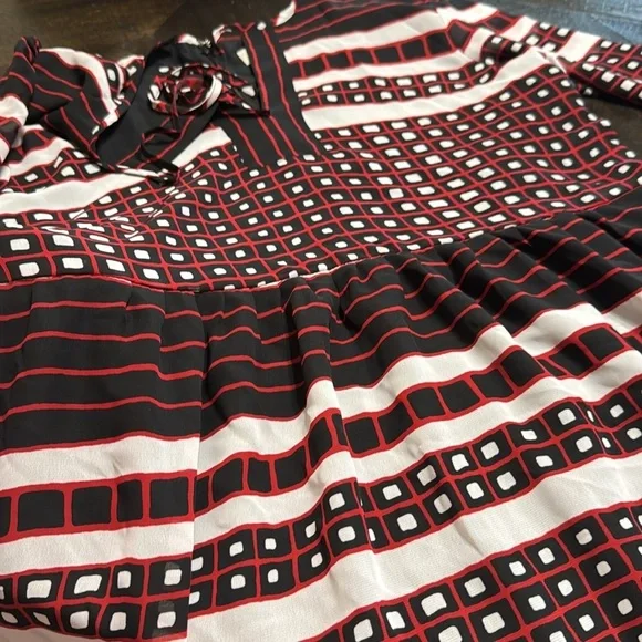 Chic Red and Black Geometric Dress - Picture 8 of 9